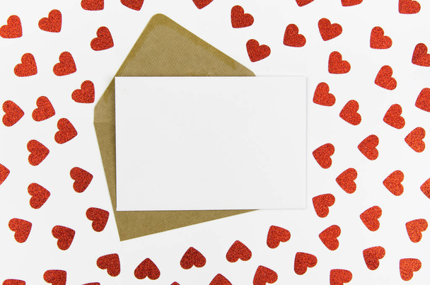 Valentinstag Tagesrahmen oder Geschenkkarte mit Herz Hintergrund. Vorlage gefälscht. Blick von oben. flache Lage - Foto, Bild