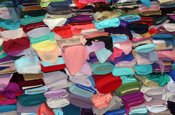 Magasin de tissus avec rouleaux de textiles colorés
 - Photo, image