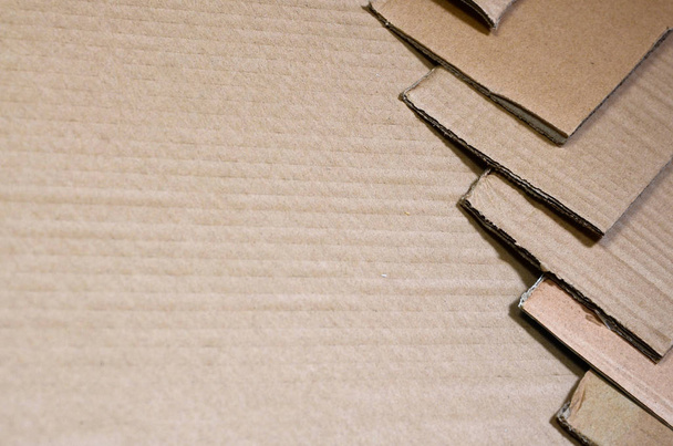 Imagen de fondo con una gran cantidad de papel de cartón beige, que se utiliza para hacer cajas para el transporte de electrodomésticos y paquetes postales. Textura de cartón
 - Foto, Imagen