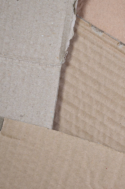Imagen de fondo con una gran cantidad de papel de cartón beige, que se utiliza para hacer cajas para el transporte de electrodomésticos y paquetes postales. Textura de cartón
 - Foto, imagen