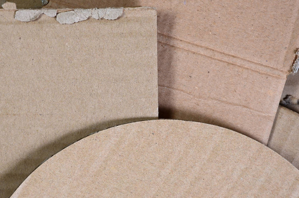 Achtergrondafbeelding met een heleboel beige karton papier, die wordt gebruikt om vakken voor het vervoer van huishoudelijke apparaten en postpakketten. Karton textuur - Foto, afbeelding