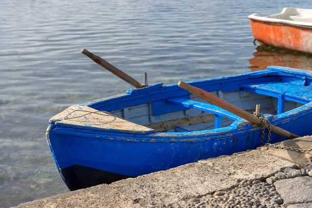 古い木製手漕ぎボート - シチリア イタリア - 写真・画像
