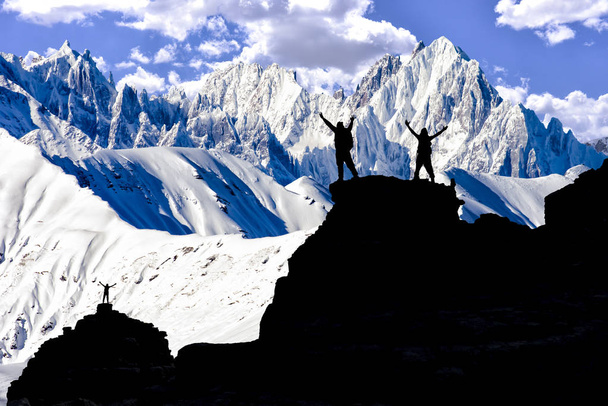 equipo exitoso en las majestuosas, desafiantes y cumbres montañas
 - Foto, imagen
