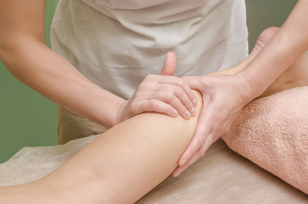 Relaxante massagem profissional na perna feminina (perna bezerro) no th
 - Foto, Imagem