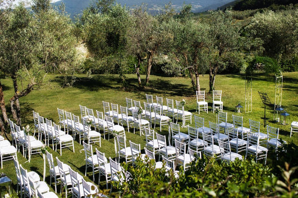 Outdoor wedding ceremony around the green mountains - Фото, зображення