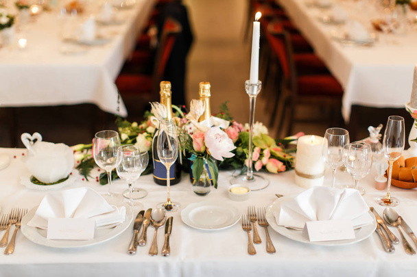 tafel gedekt voor bruiloft of een ander catering diner - Foto, afbeelding