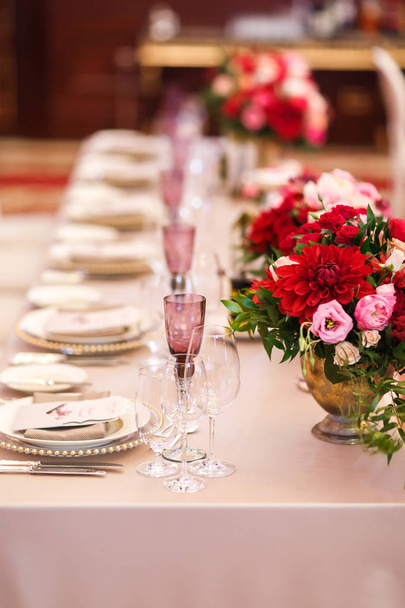 Düğün için hazırlanmış bir masa ya da başka bir akşam yemeği. - Fotoğraf, Görsel