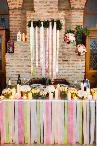 Las flores, velas y cintas de colores en la mesa de la boda
 - Foto, Imagen