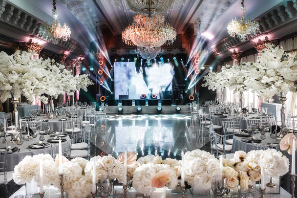 eleganter Bankettsaal für eine Hochzeitsgesellschaft - Foto, Bild