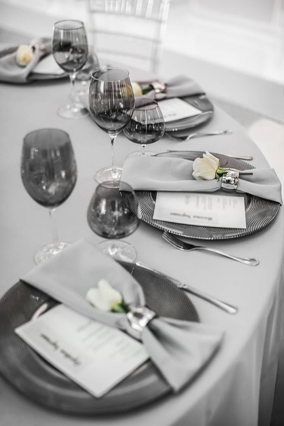 tafel gedekt voor bruiloft of een ander catering diner - Foto, afbeelding