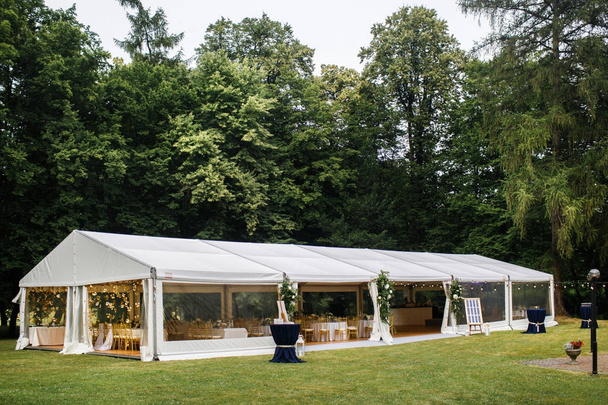 Düğün ormanda uzun beyaz çadır - Fotoğraf, Görsel