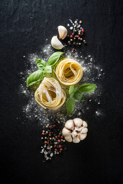 Włoski żywności i składników podłoże z, pomidory, czosnek, s - Zdjęcie, obraz