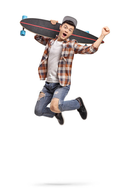 Hipster met een longboard springen en gebaren geluk - Foto, afbeelding