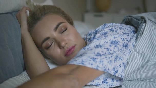 Woman sleeping peacefully in morning - Video, Çekim