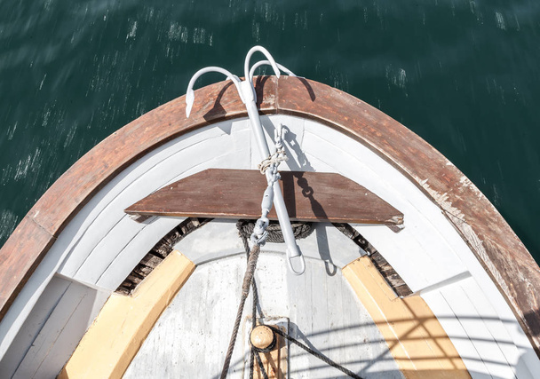 Mavi su eski ahşap teknede açık Üstten Görünüm - Fotoğraf, Görsel