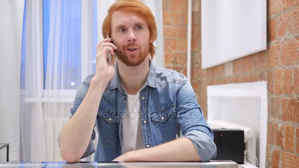 Redhead vousy muž mluví o telefonu, účast na telefonní hovor - Záběry, video