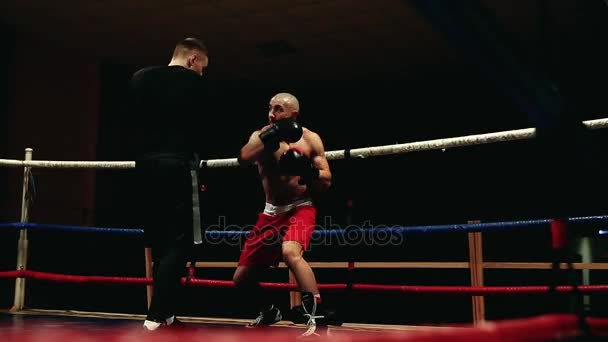 Ammattimainen kouluttaja harjoittaa nyrkkeilijää
 - Materiaali, video
