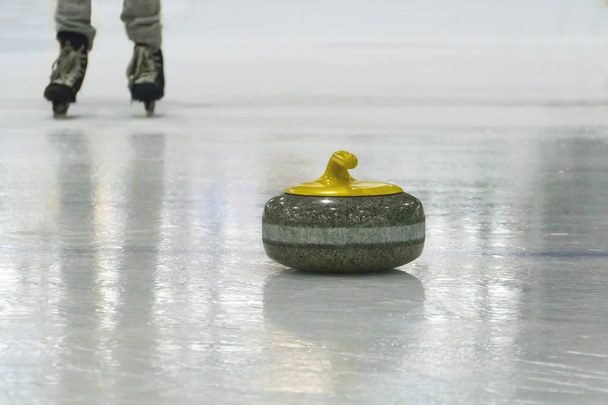 Téli sportok-szórakozás és játékok a a jégpálya. - Fotó, kép