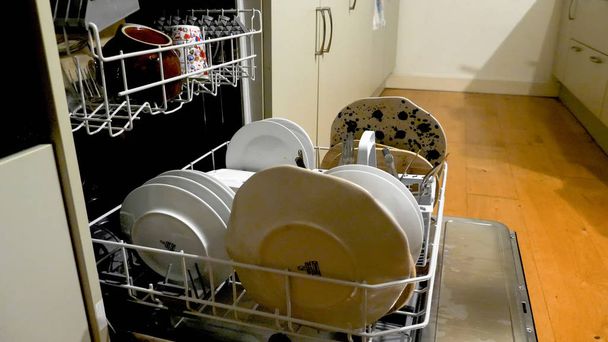 Otwarta zmywarka pełna z używane Brudne naczynia w nim - Zdjęcie, obraz
