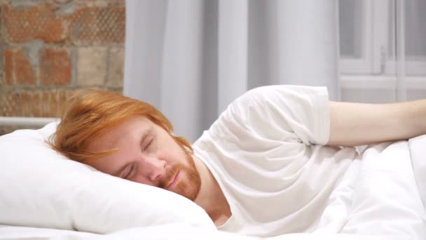 Köhögés beteg ember az ágyban éjjel, torok-fertőzés, oldalán fekve - Felvétel, videó