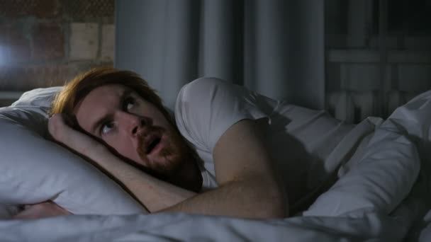 Nachtmerrie, slaapt onrustig Redhead baard Man rondkijken in angst - Video