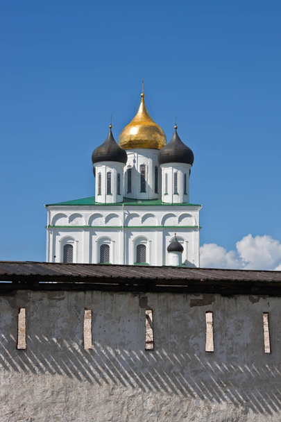 Trinity Cathedral and the wall of the Pskov Kremlin. - Φωτογραφία, εικόνα