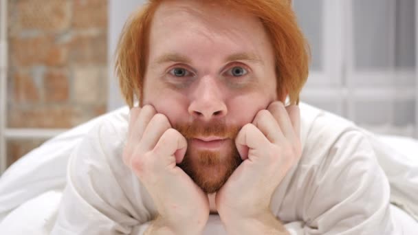 Close Up van Redhead baard Man gezicht in Bed liggen - Video