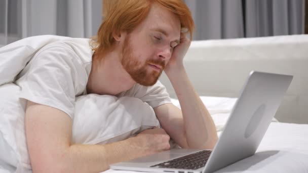 Mann schläft im Bett und arbeitet Laptop im Bett - Filmmaterial, Video