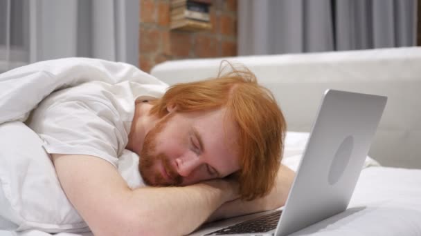 Ο άνθρωπος στον ύπνο ενώ εργάζεστε το Laptop στο κρεβάτι - Πλάνα, βίντεο