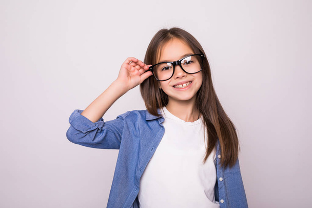 Divertida niña sonrisa con gafas sobre fondo blanco
 - Foto, Imagen