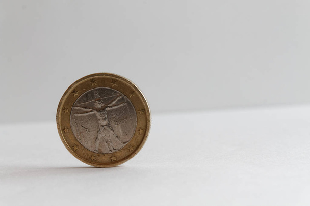 Κέρμα ενός ευρώ σε απομονωμένες άσπρο φόντο ονομαστική αξία είναι ένα ευρώ - πίσω πλευρά - Φωτογραφία, εικόνα