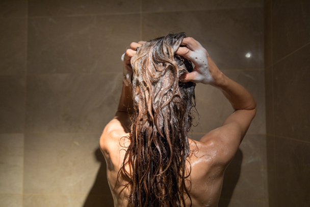 シャワーで髪を洗って右後ろから女性 - 写真・画像