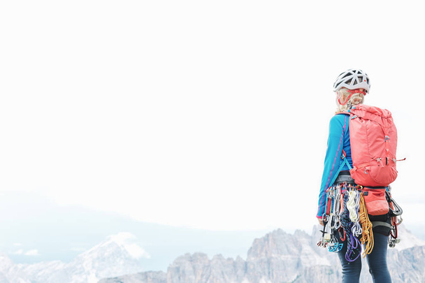 Trad climber in mountains - Фото, зображення