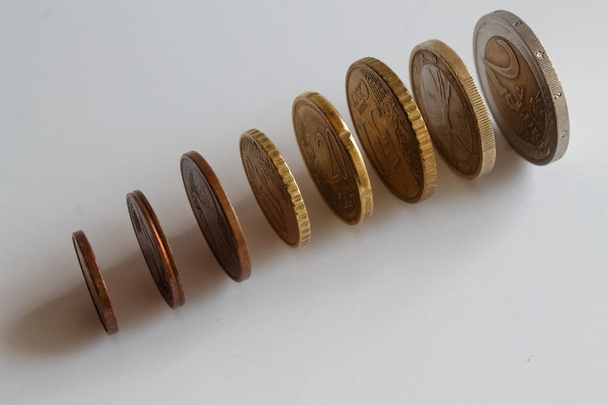 Montón de monedas de euro seguidas sobre fondo blanco aislado
 - Foto, imagen