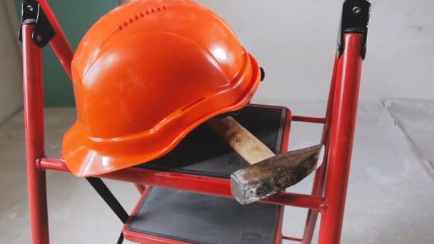 Panning shot van instrumenten en trapladder in huis onder renovatie - Video