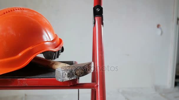 Filmación de herramientas de trabajo y casco rojo en el apartamento en remodelación. Concepto de edificio
 - Metraje, vídeo