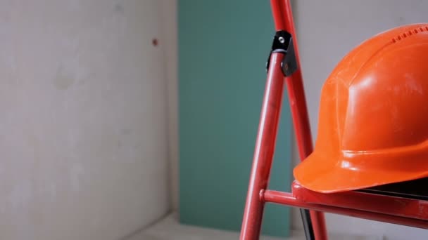 Filmación de herramientas de trabajo y casco rojo en el apartamento en remodelación. Concepto de construcción
 - Metraje, vídeo