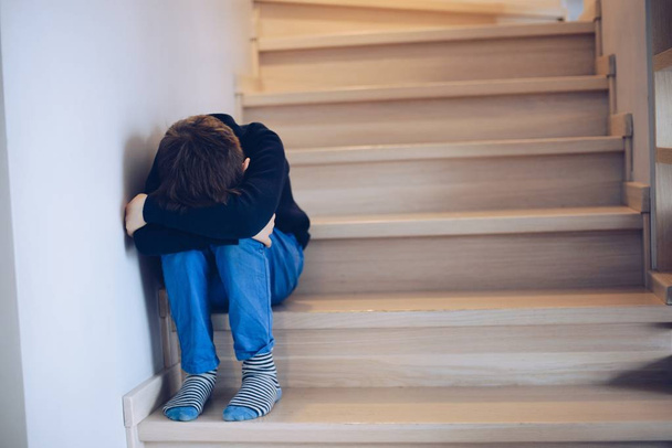 Triste enfant qui pleure seul
 - Photo, image