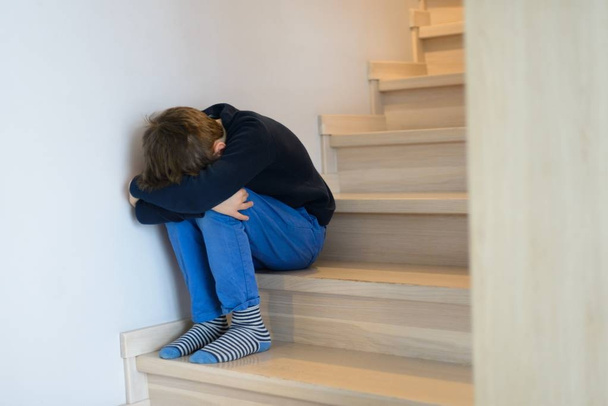 Ağlayan çocuk yalnız üzücü - Fotoğraf, Görsel