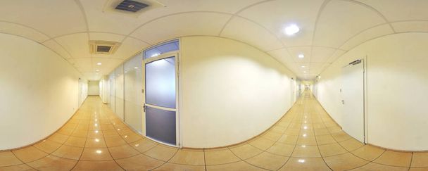 Küresel 360 derece panorama projeksiyon, iç boş uzun koridor kapıları ve girişleri için farklı odalar ile panorama. - Fotoğraf, Görsel