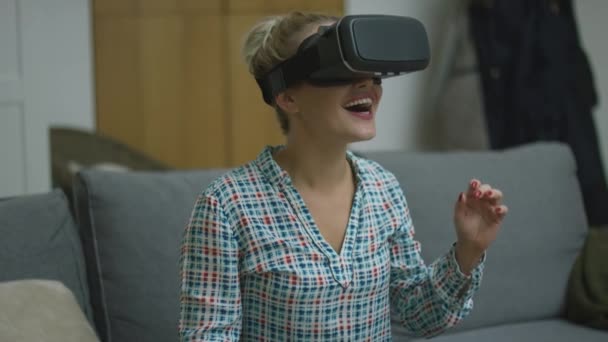 Mulher alegre no fone de ouvido VR
 - Filmagem, Vídeo