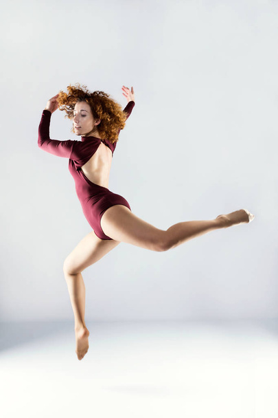 Beautiful young professional dancer dancing over white backgroun - Foto, Imagem