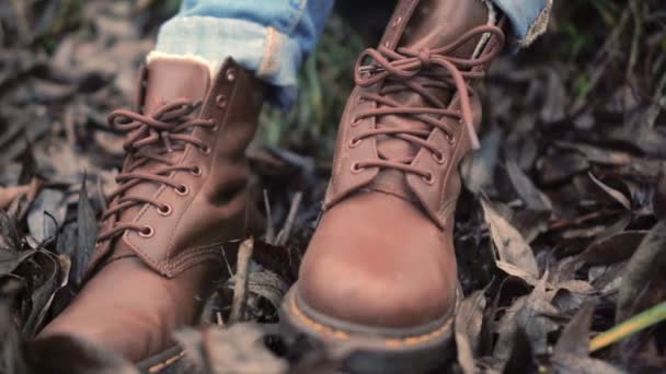 Bacaklar kahverengi ayakkabı bağcıklarımı açık Manzaralı - Video, Çekim