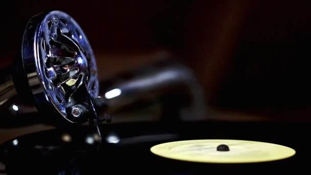 ビニール レコードのねじれにヘッド ヴィンテージ蓄音機の針します。レトロな蓄音機 - 映像、動画