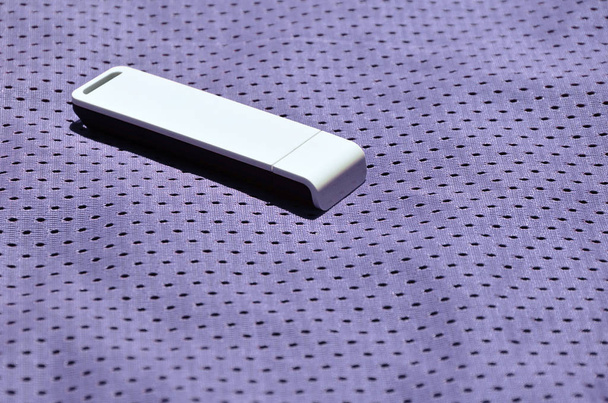 Moderni kannettava USB wi-fi-sovitin on sijoitettu violetti urheiluvaatteet polyesteristä nylon kuitua
 - Valokuva, kuva