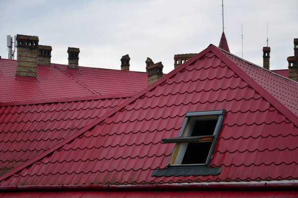 Fragmento de un techo de metal del antiguo edificio restaurado de varios pisos en Lviv, Ucrania
 - Foto, Imagen