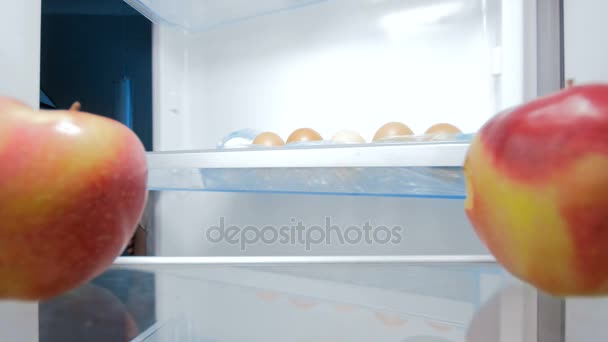 4k footage of happy smiling couple taking fresh apples from refrigerator - Séquence, vidéo