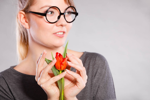 Beauty woman with tulip flower. - Valokuva, kuva