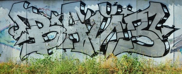 A régi falra festett színes graffiti rajz ezüst chrome aeroszol festékek. A téma a rajz és a graffiti street art háttérkép - Fotó, kép