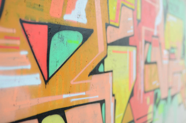 Εικόνα φόντου με έγχρωμο γκράφιτι μοτίβο, που εφαρμόζεται με τον τσιμεντένιο τοίχο με βαφές αερολυμάτων. Πολλές καμπύλες και θραύσματα γεμάτη με το χρώμα, που σχηματίζουν μια ενδιαφέρουσα σύνθεση - Φωτογραφία, εικόνα